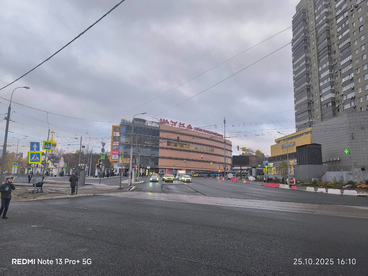 Новощукинская улица, нужная нам сторонв та где Газпромбанк.