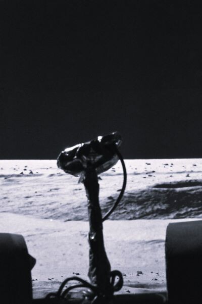 Луноход "Москва" на поверхности Луны делает снимки поверхности Луны.