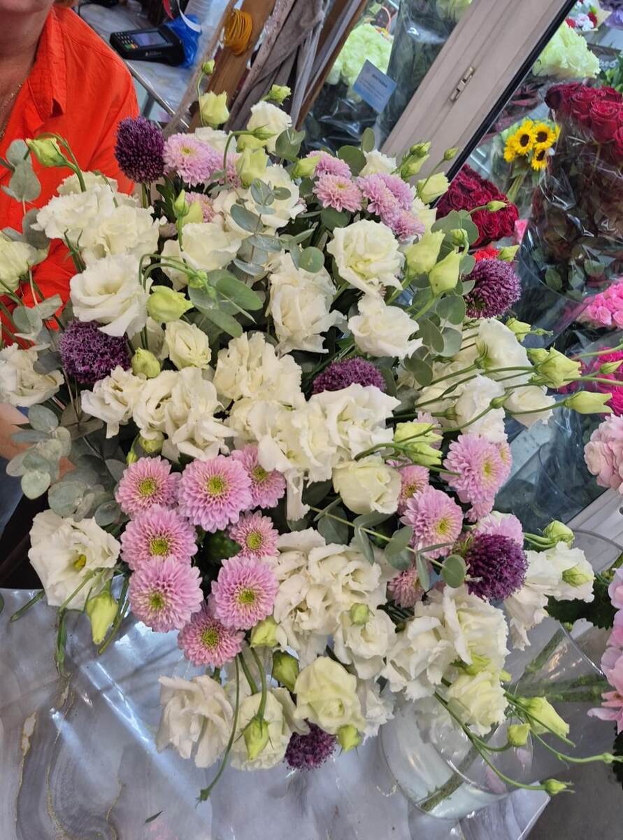 После онлайн-заказа мне сфотографировали все цветы, которые войдут в композицию, и прислали фото.