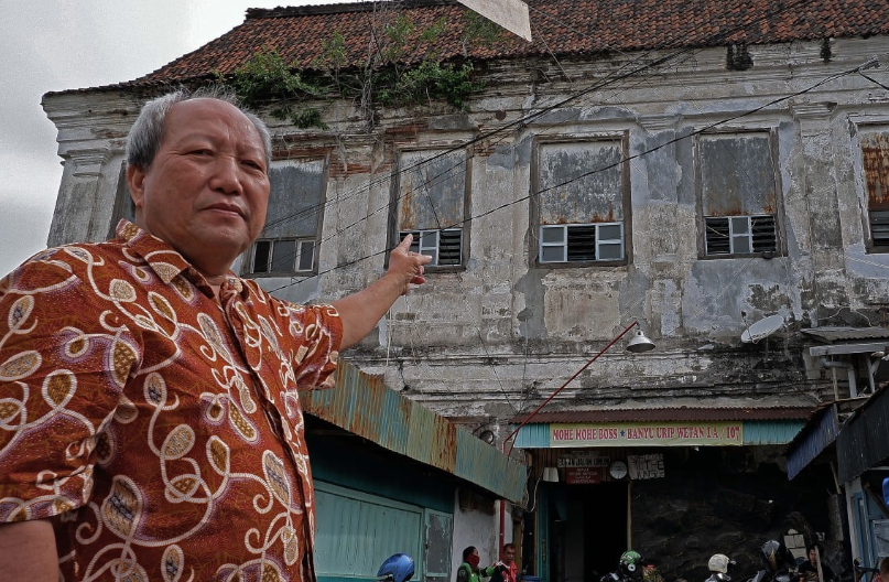 Иногда в дома, где все боятся жить, забираются бездомные, и тогда бывают сюрпризы - неучтенные актеры в неожиданных местах