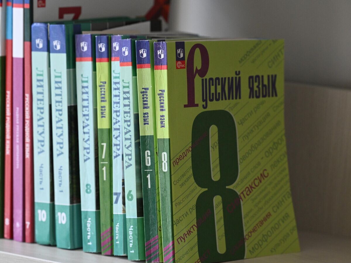    Учебник русского языка в школе© РИА Новости / Максим Богодвид