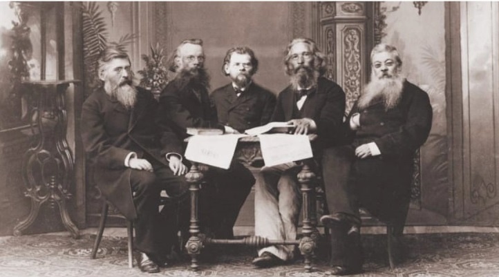 На фото Петра Милевского: Михаил Писарев, Николай Ядринцев, Григорий Потанин, Михаил Загоскин, Андрей Нестеров. 1890-е.