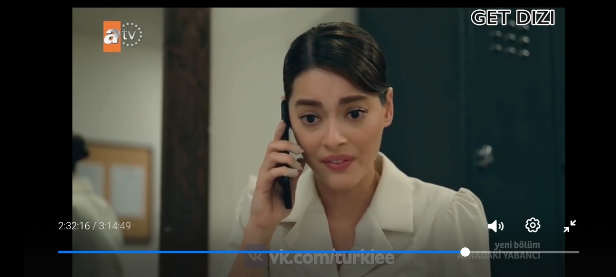 Главная героиня с перебинтованными пальцами. 