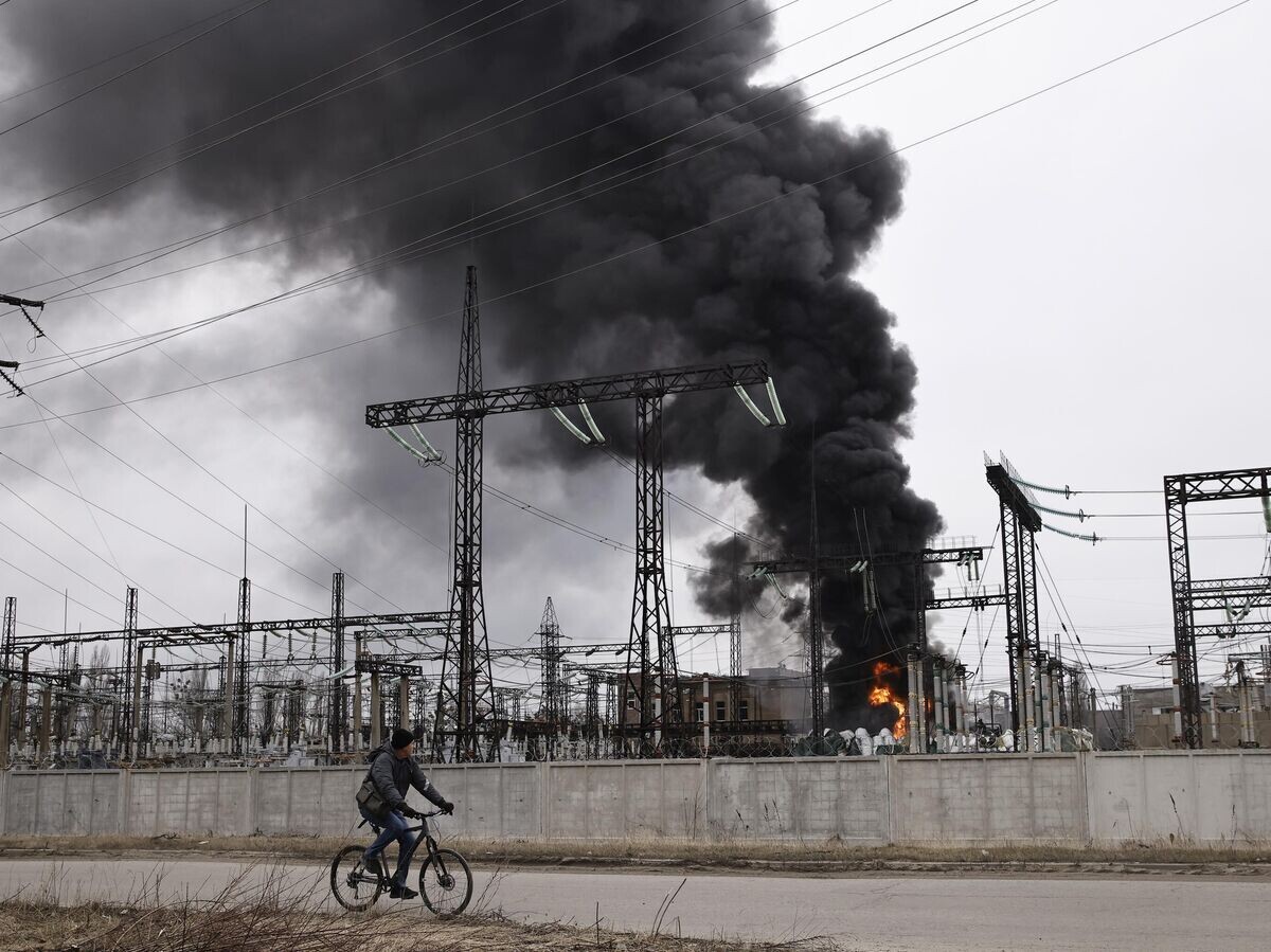    Пожар на объекте эенегретической инфраструктуры в Харькове, Украина© AP Photo / Yevhen Titov