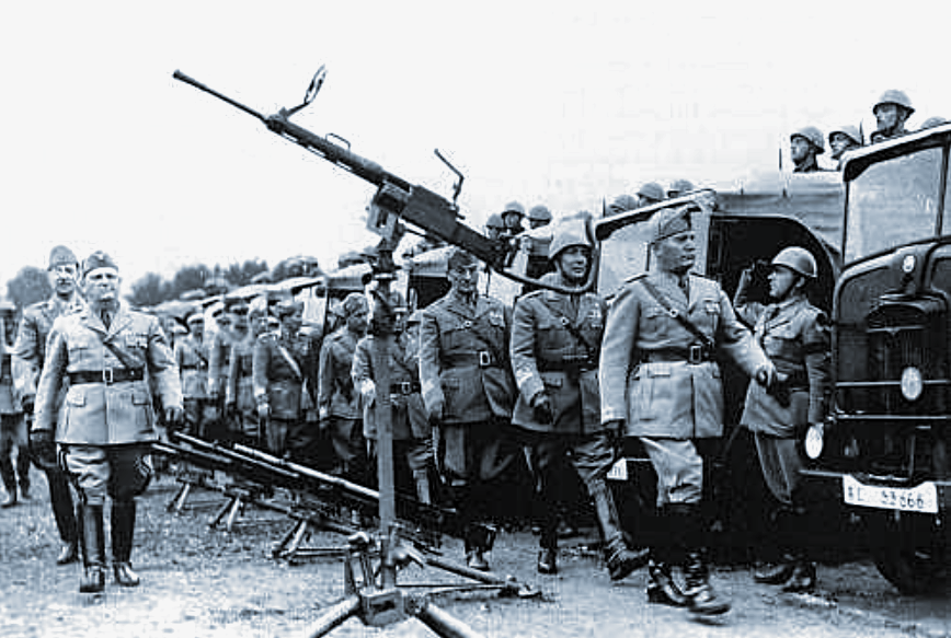 Бенито Муссолини инспектирует Итальянский экспедиционный корпус в СССР, 1941 г.