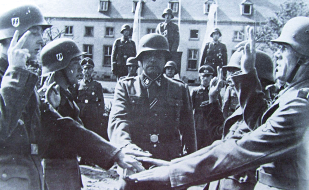 Белоэмигрант Г. В. Чехов в звании гауптштурмфюрера СС присягает фашистам, 1943 г.