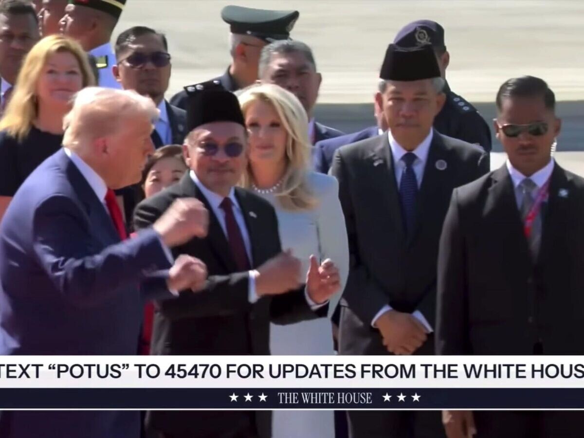    С танцами: встреча Трампа в аэропорту Малайзии © The White House