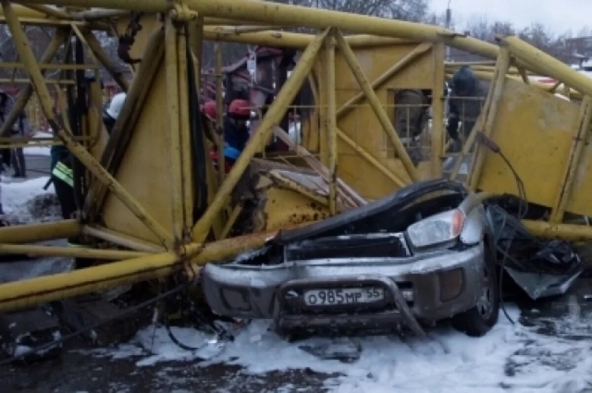    Из этой машины спасатели два часа доставали мальчика.