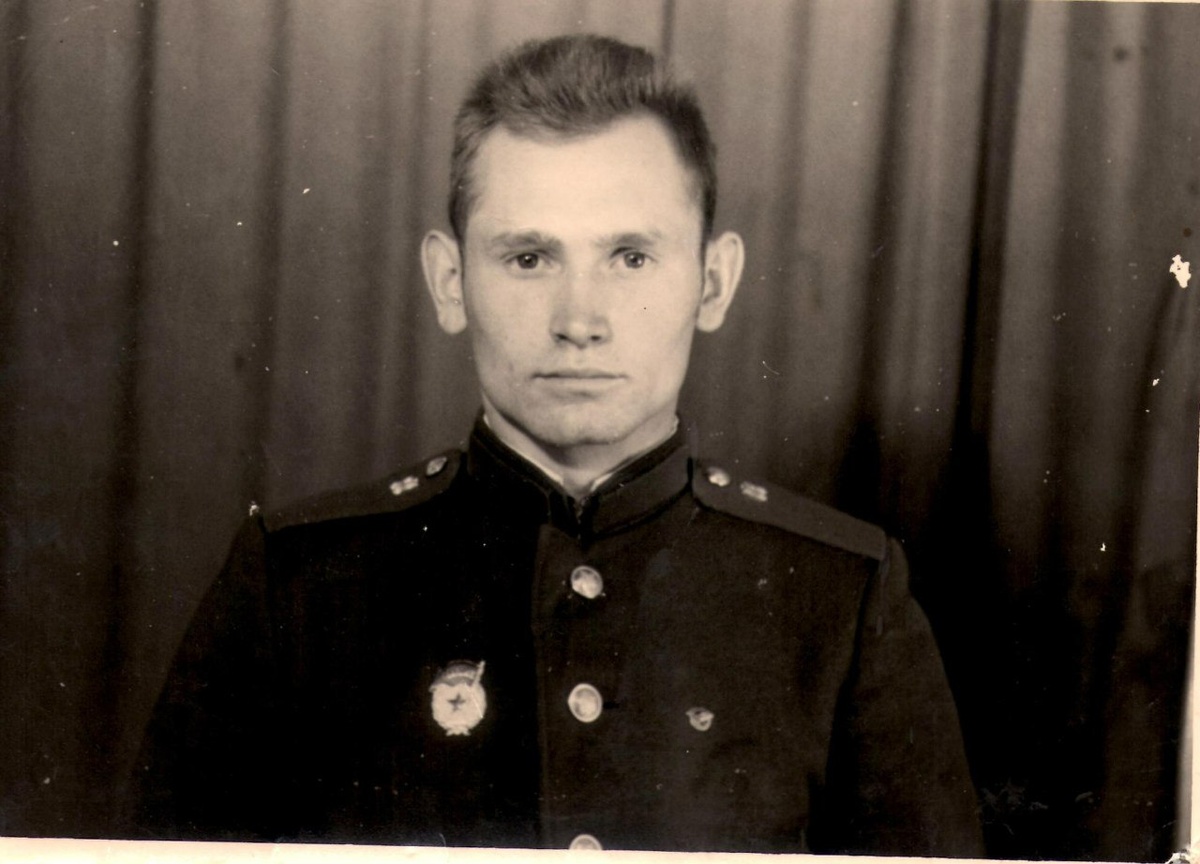 Таким папа пришёл из армии и познакомился с мамой. Ему здесь 24.