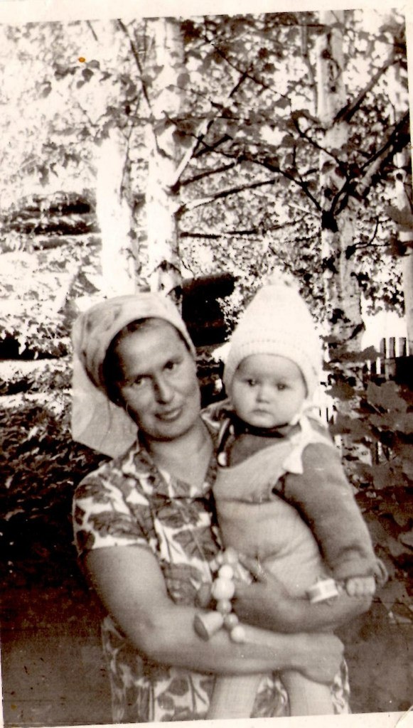 А это мама со мной около берёзки у нашего теперь дачного дома. Берёзка, правда уже другая, на этом месте есть