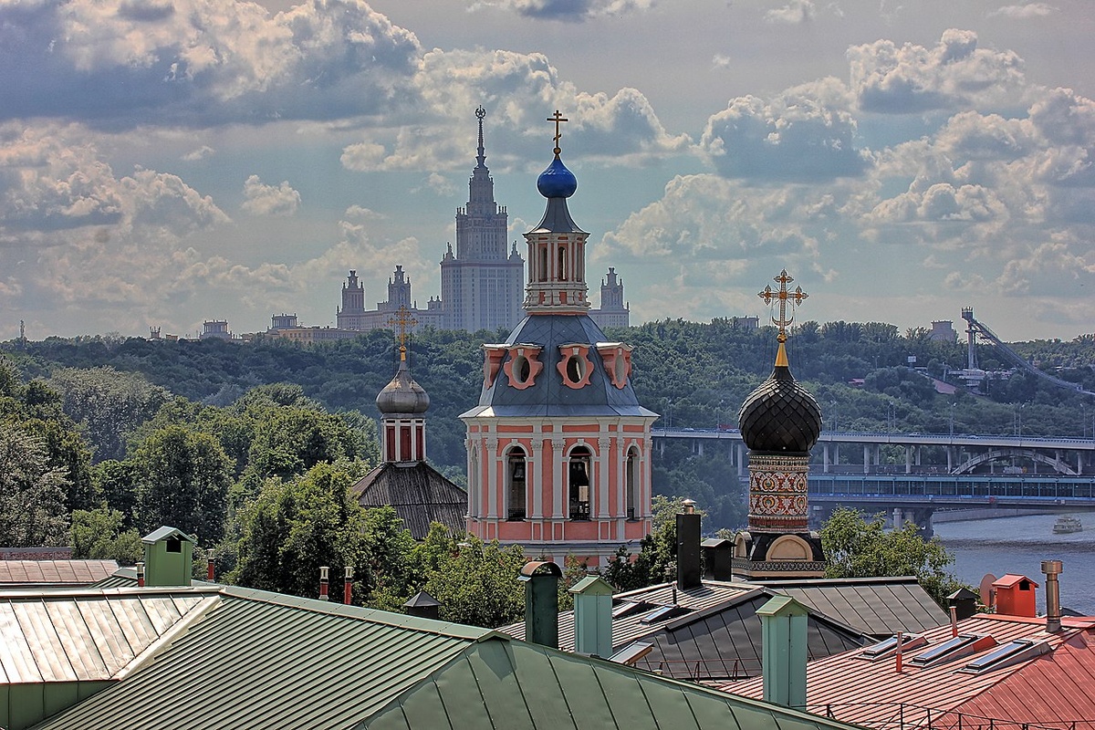 Вид на Воробьёвы горы со стороны Андреевского монастыря, 2013 год