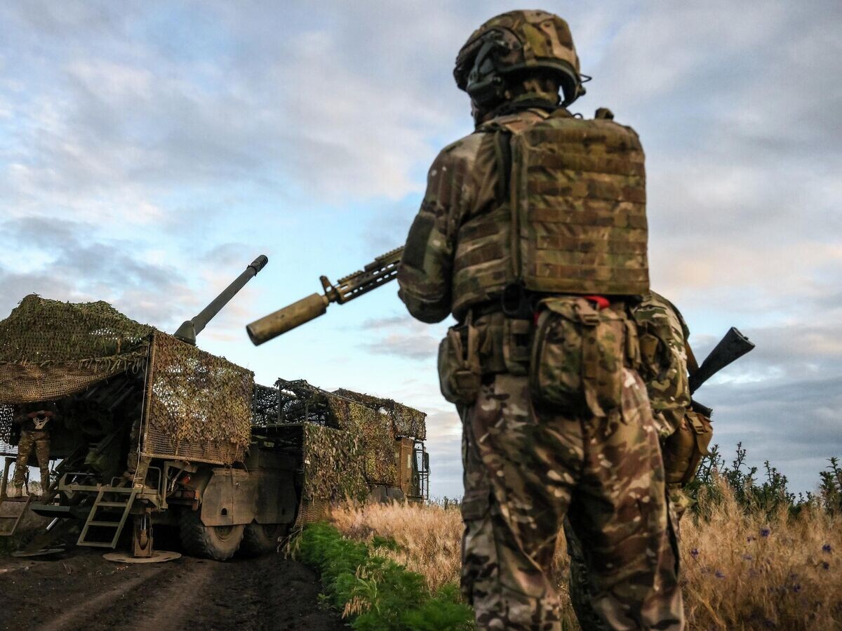    Военнослужащие группировки войск "Центр" у самоходной артиллерийской установки 2С44 "Гиацинт-К"© РИА Новости / Евгений Биятов