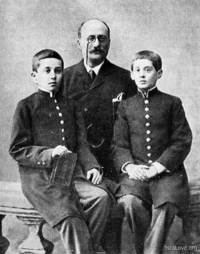 Гимназист Сергей Рубинштейн (слева) с отцом и младшим братом Николаем