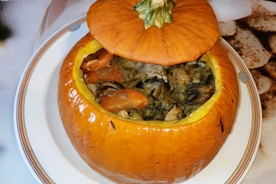    Жаркое в тыкве идеально подойдет и на праздничный стол, и на ужин в кругу семьи. Фото: therecepts.com