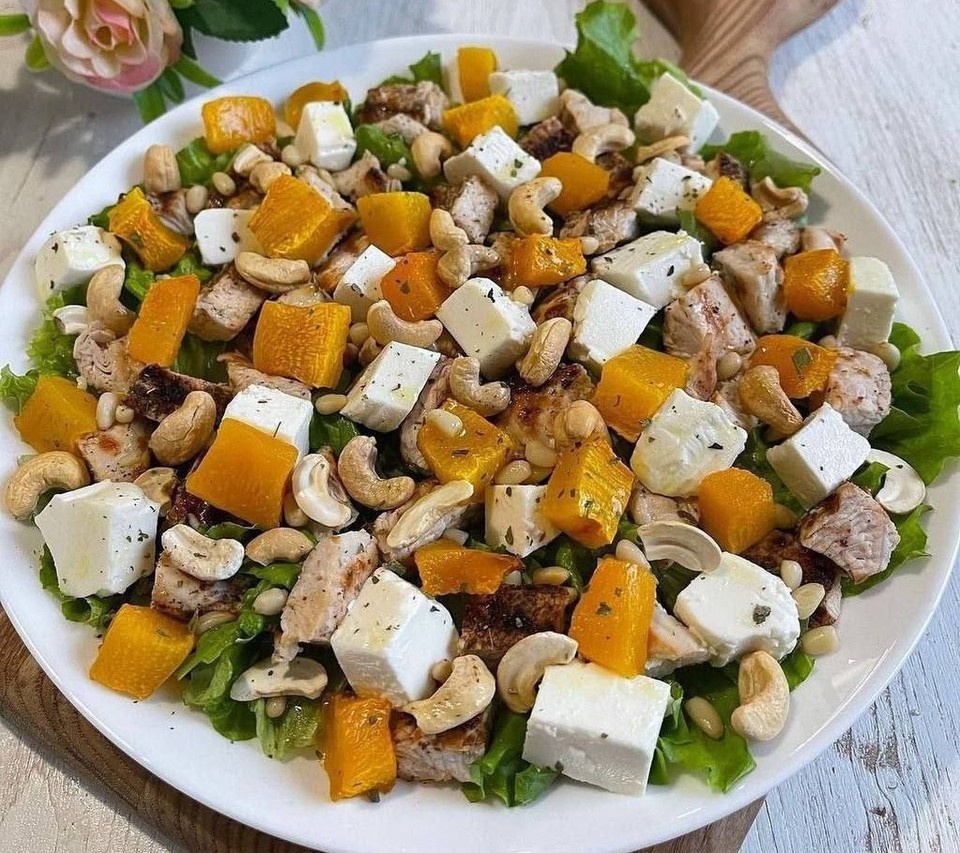    Салат с тыквой отлично дополнит любой стол или станет самостоятельным блюдом на ужин. Фото: ТГ-канал «Мамины рецепты»