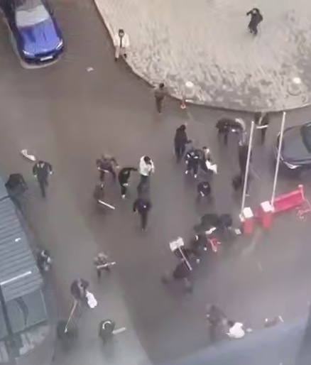    Ценные специалисты обсуждают бизнес-вопросы. Кадр видео из соцсетей