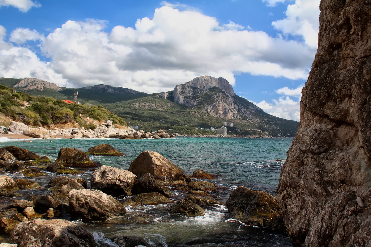 Вид на гору Ильяс-Кая в Крыму с пляжа Батилиман