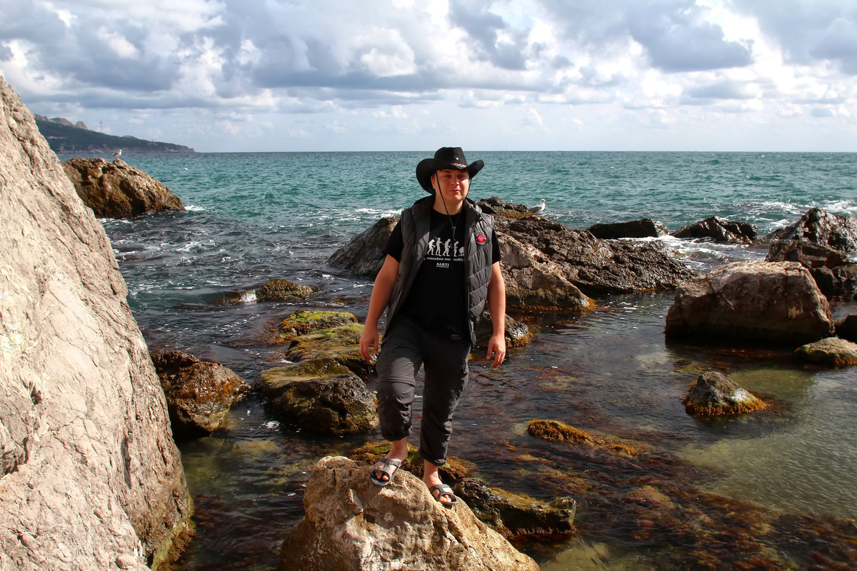 На фоне моря