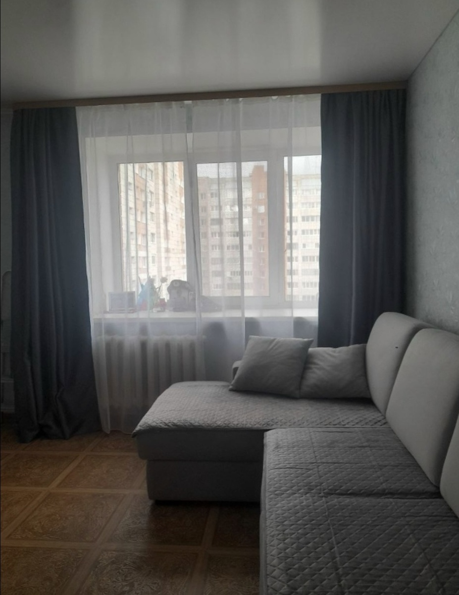 Прямо напротив дивана стоит тумба с телевизором и маленький шкаф в углу. Пока все. Когда всё вместе соберётся, сделаю ещё фотографий... 