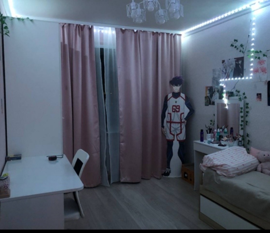 В углу стоит охранник, оберегает покой и сон Каси... 