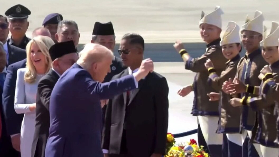    Дональд Трамп танцует с жителями Малайзии. Кадр из соцсетей