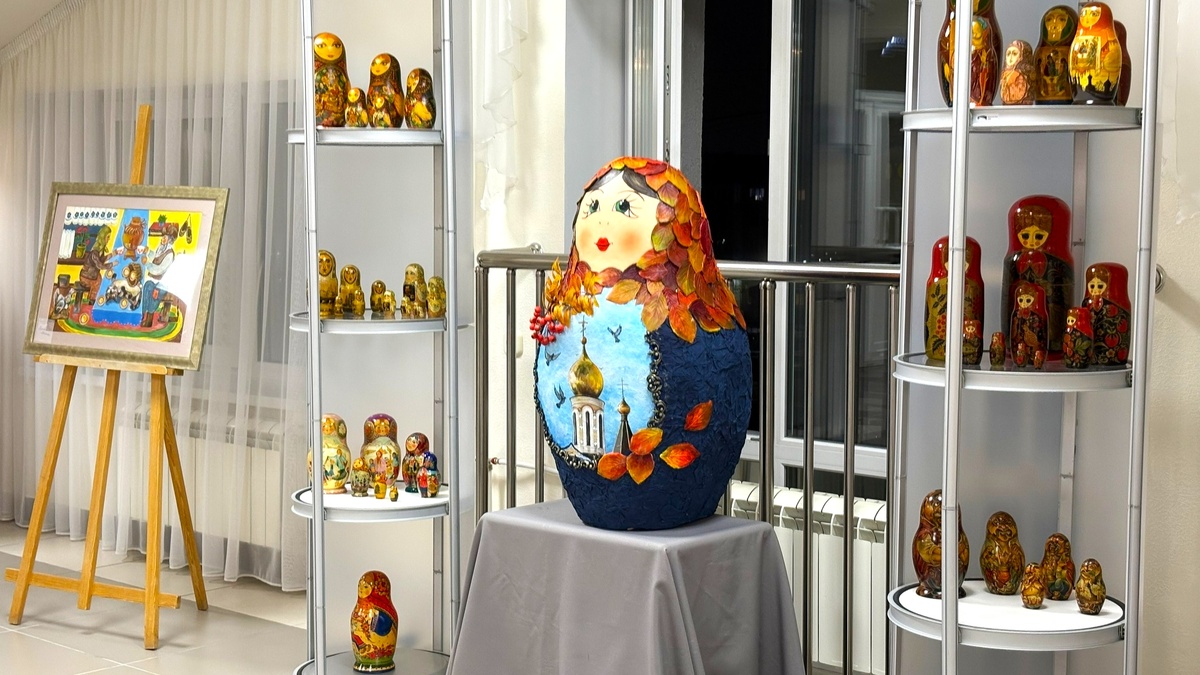    В Югорске открылась передвижная выставка «Весёлая матрёшка»
