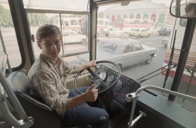 Московский водитель Владимир Бровкин за рулем автобуса «Даймлер-Бенц» турецкой фирмы «Стомарсан». Москва, 30 августа 1988 года (Фото: Пахомова Людмила, Шогин Александр / Фотохроника ТАСС)