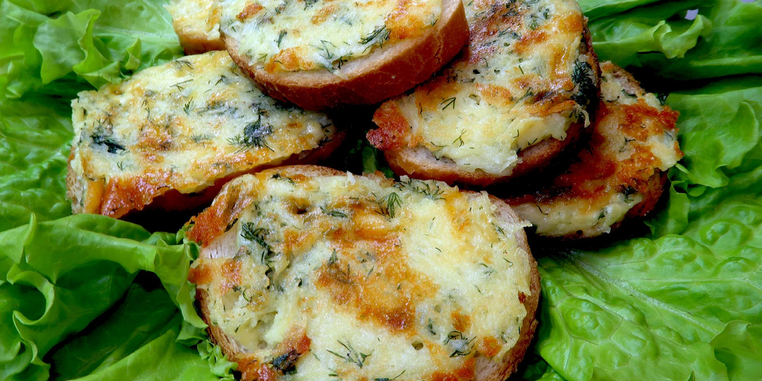 Горячие бутерброды с картошкой на сковороде