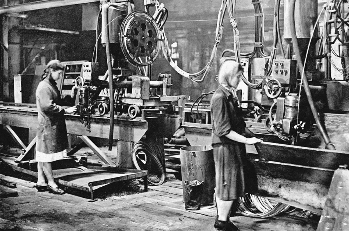    Подростки в войну встали к станкам наравне со взрослыми. И всё же медики следили, чтобы девочки не надрывались: им же ещё рожать.