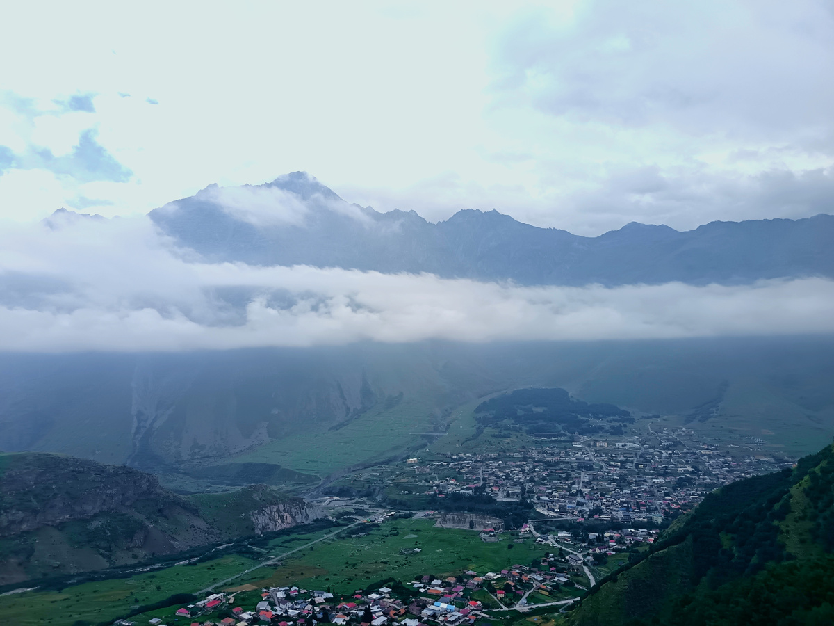 Степанцминда расположилась в долине, окруженной горами