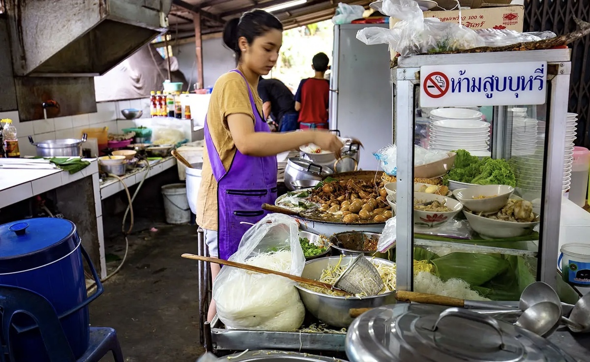  “шеф жарит пад тай при вас”