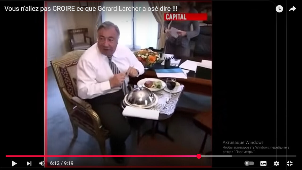 Жерар Ларше в Люксембургском преломляет хлеб перед телекамерами.