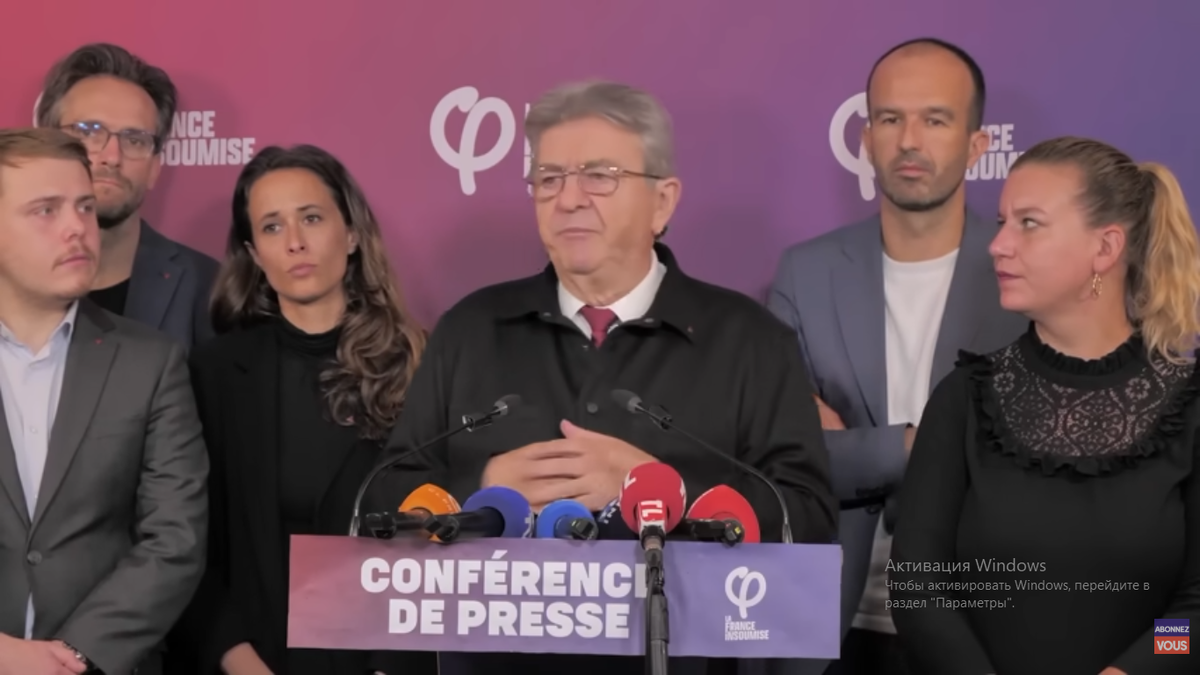 Жан-Люк Меланшон в окружении своих соратников из "Непокоренной Франции".