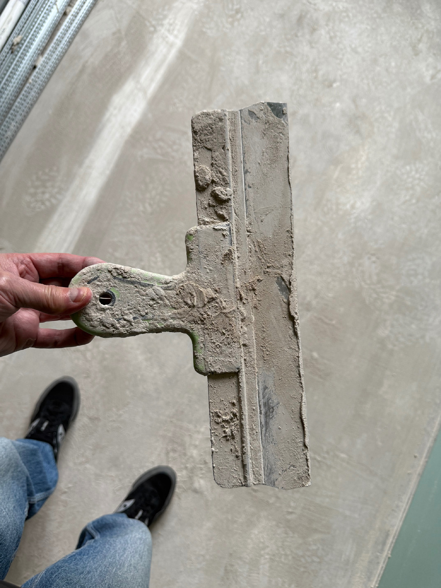 Грязный инструмент, шпатель, маляр, штукатурка, шпаклевка