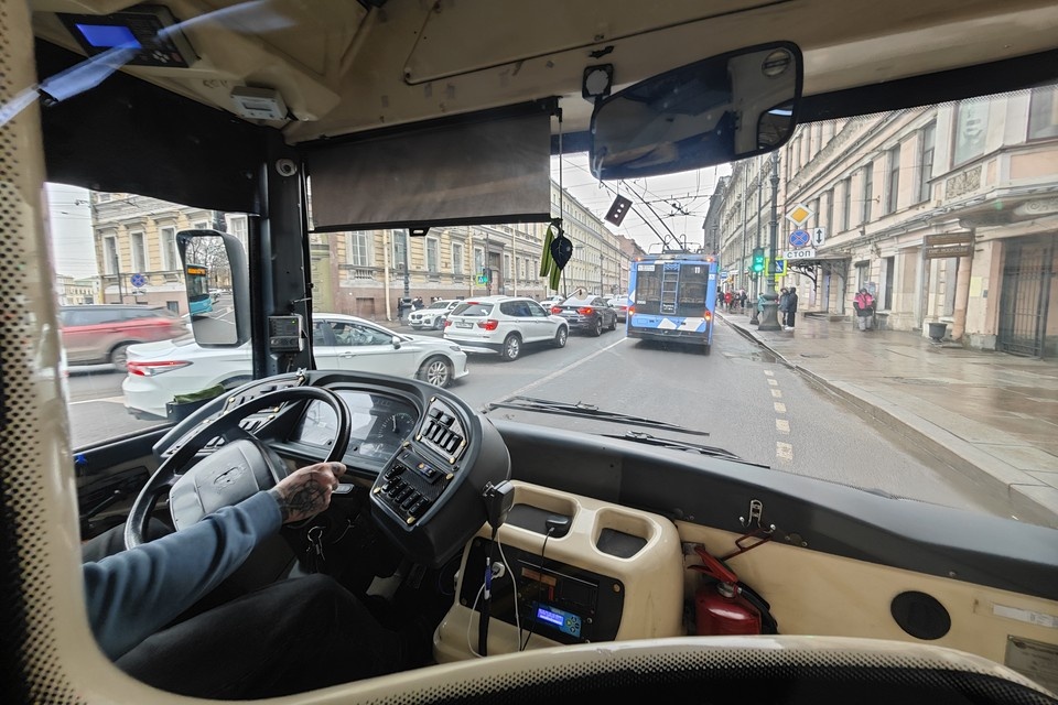    Тюменский водитель рассказал, что больше всего ему нравится в своей работе Алексей БУЛАТОВ