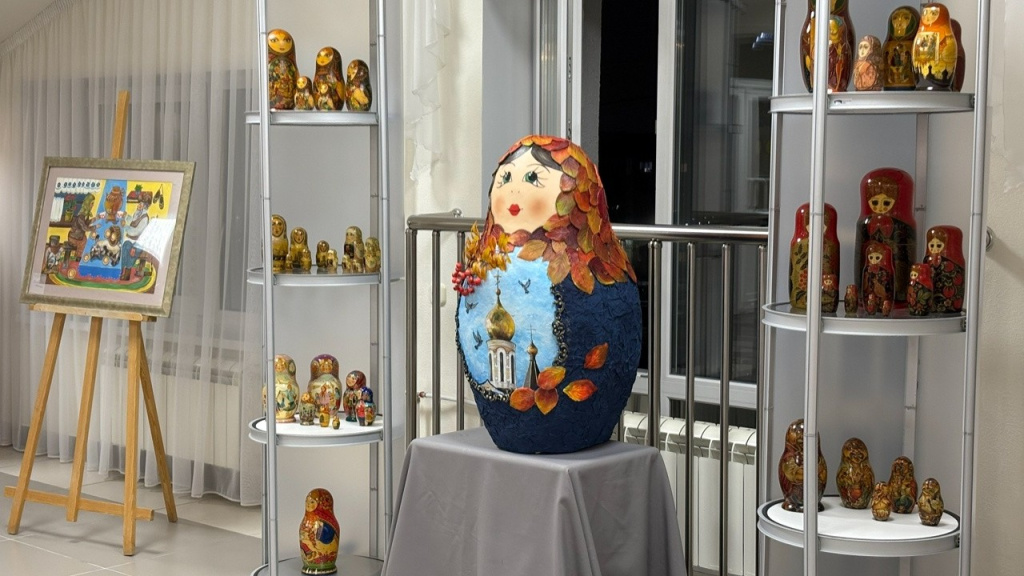    В Югорске открылась передвижная выставка «Весёлая матрёшка»