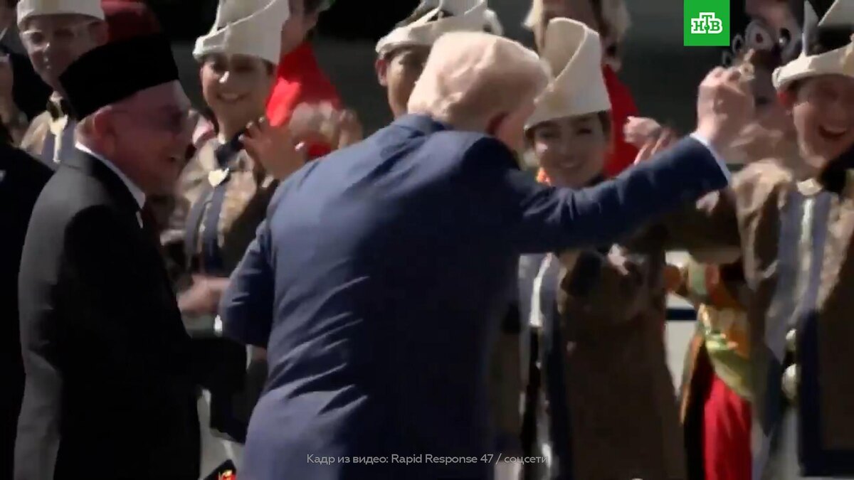    Трамп потанцевал с встречавшими его артистами в Малайзии