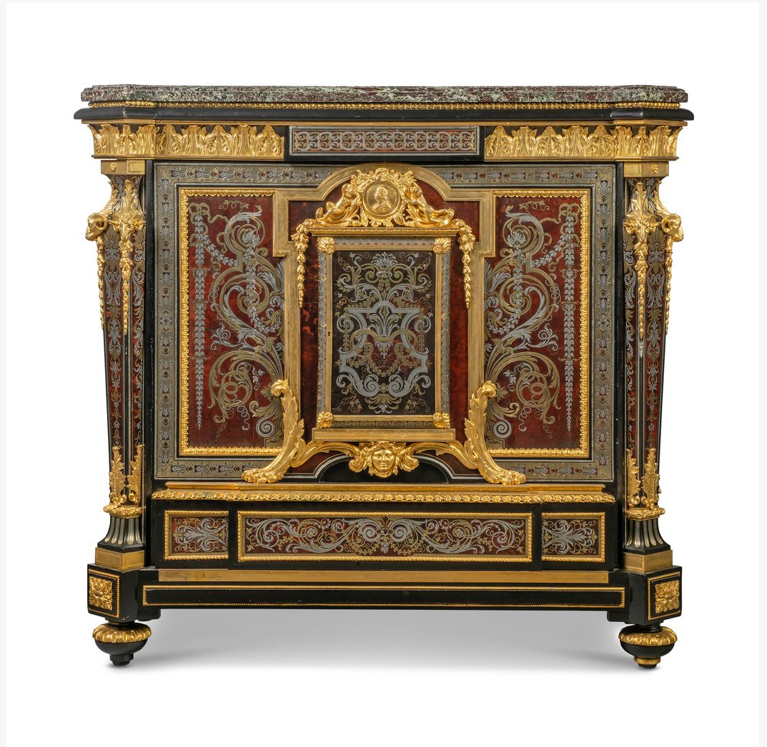 Изысканный буфет в стиле Наполеона III. Его корпус покрыт панцирем черепахи, инкрустирован оловом и эбеновым деревом. Приписывается работам Шарля-Гийома Винкелсона, около 1865 года, по модели Андре-Шарля Буля.  
Источник аукцион Christie's