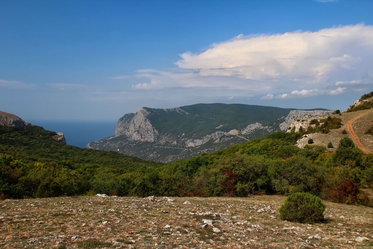 Вид на гору Куш-Кая и бухту Ласпи в Крыму