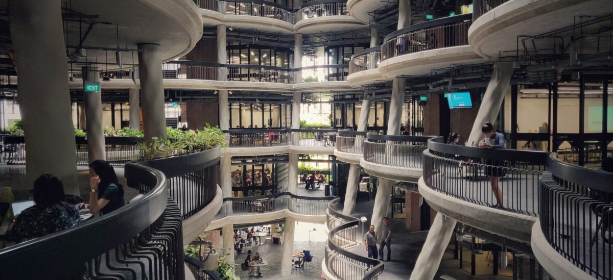 Внутри здания. В таком университете хочется учиться.