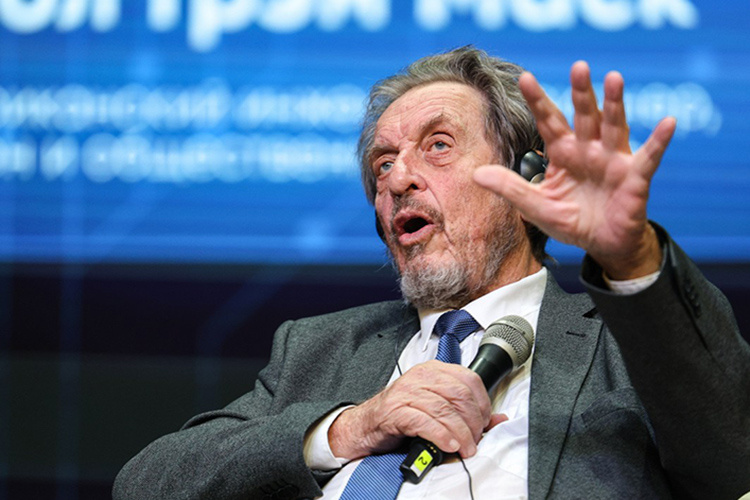    Эррол Маск уже встретился с местными айтишниками и выступил перед студентами Университета Иннополис, рассказав и тем и другим о путешествиях во времени и пространстве, четвертом измерении и преодолении гравитации.   
Фото: «БИЗНЕС Online»