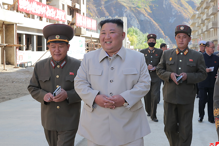    «Посмотрите на Ким Чен Ына — какие грозят ему судебные процессы? Кто посмеет проводить обыски у него дома? Вот человек устроился хорошо — Трамп ему завидует».   
Фото: © Xinhua/globallookpress.com