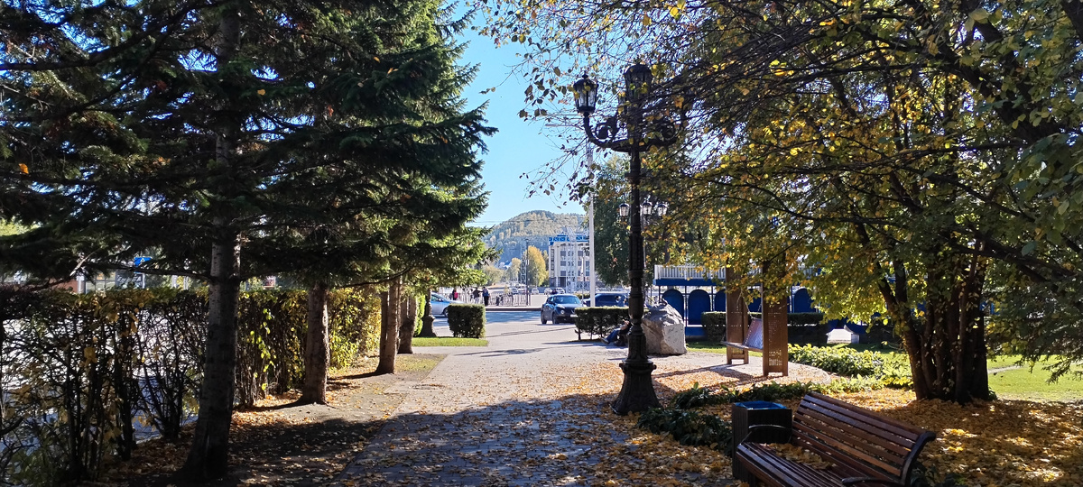 Аллея у Администрации города (Фото: Nixe (Bearna Team))