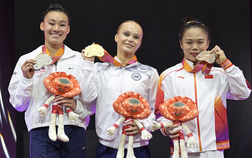     Ангелина Мельникова (в центре)