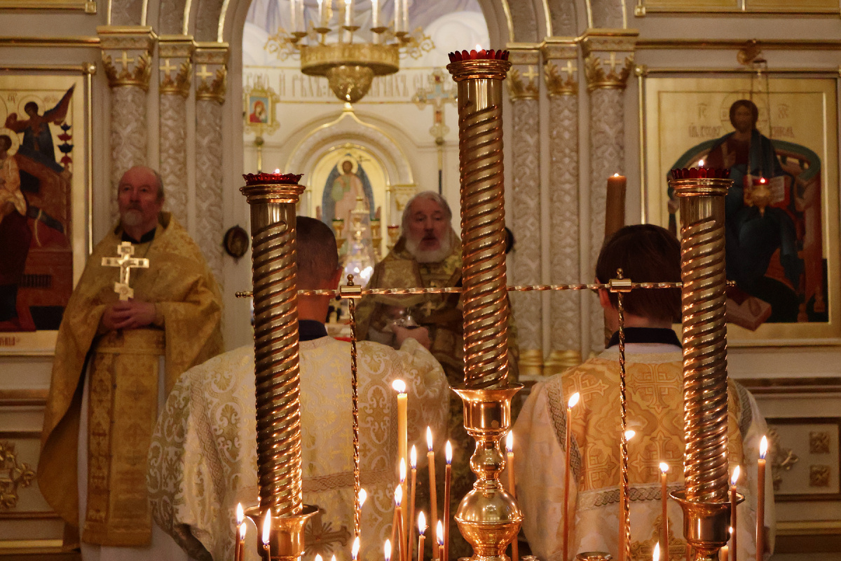 Вышли отцы к нам - отец Александр и отец Сергий