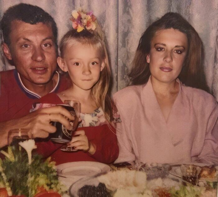 Маша Миногарова в детстве с родителями.