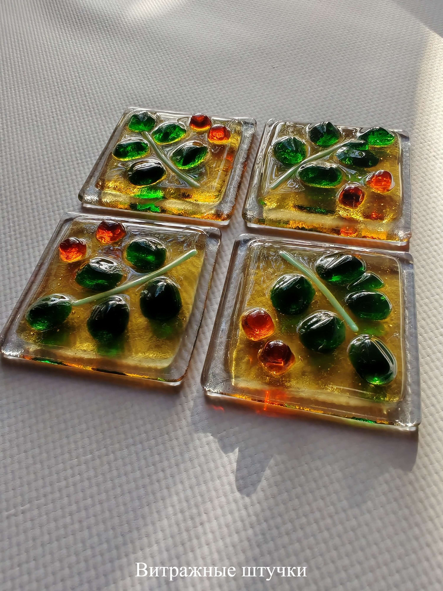 Ветка с фруктами из цветного стекла