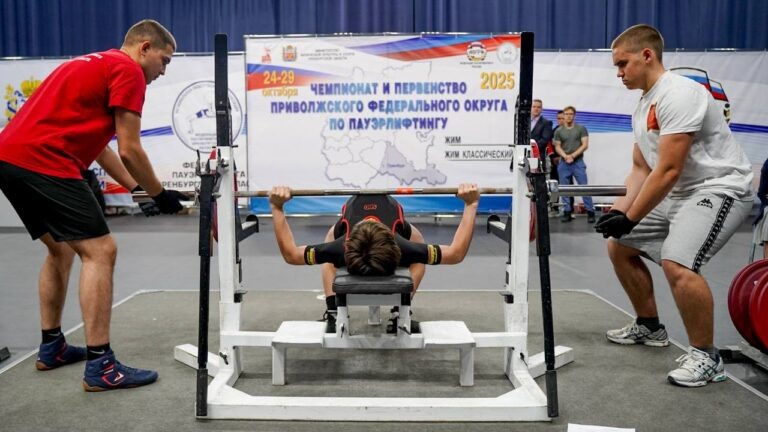    В Оренбурге проходит первенство и чемпионат ПФО по пауэрлифтингу Оренбуржье