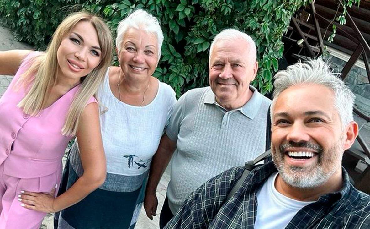 С родителями и сестрой