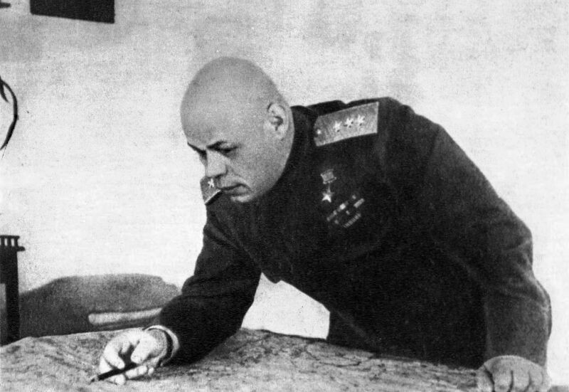 Командующий 3-й гвардейской танковой армии генерал-полковник Павел Семенович Рыбалко у карты // Фото waralbum.ru